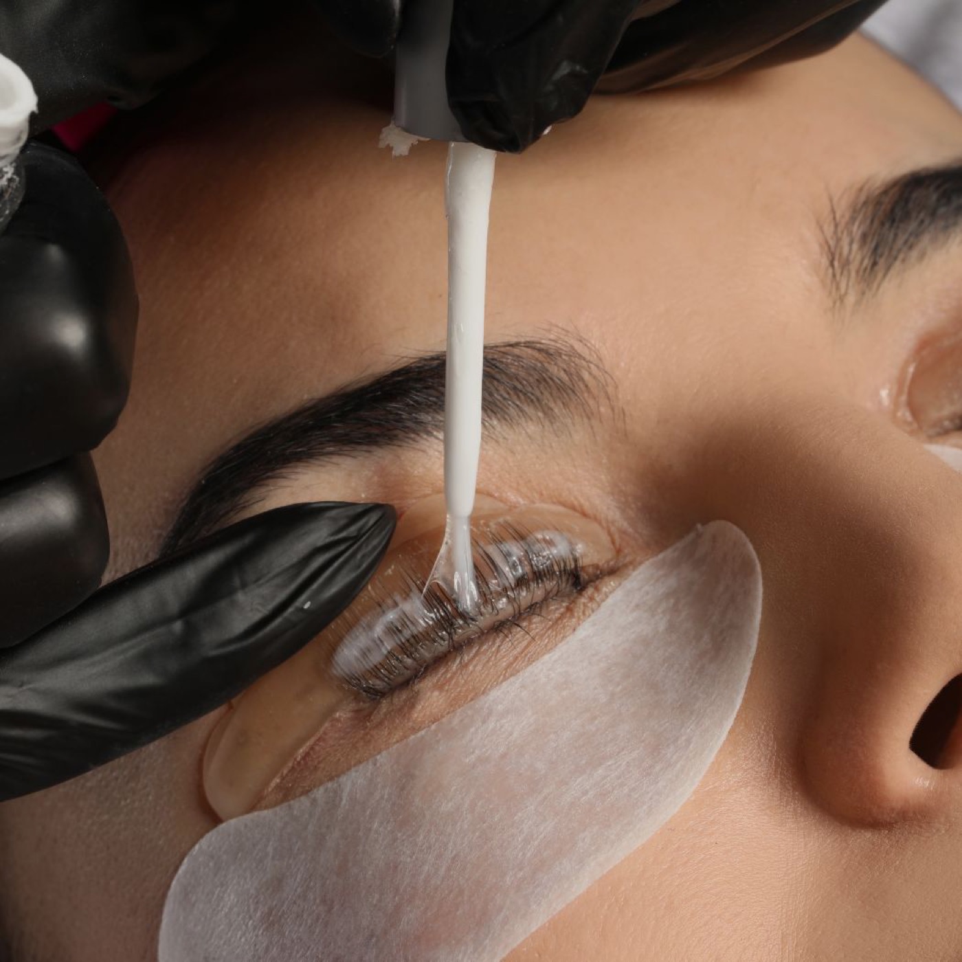 Perfektion für Wimpern und Augenbrauen